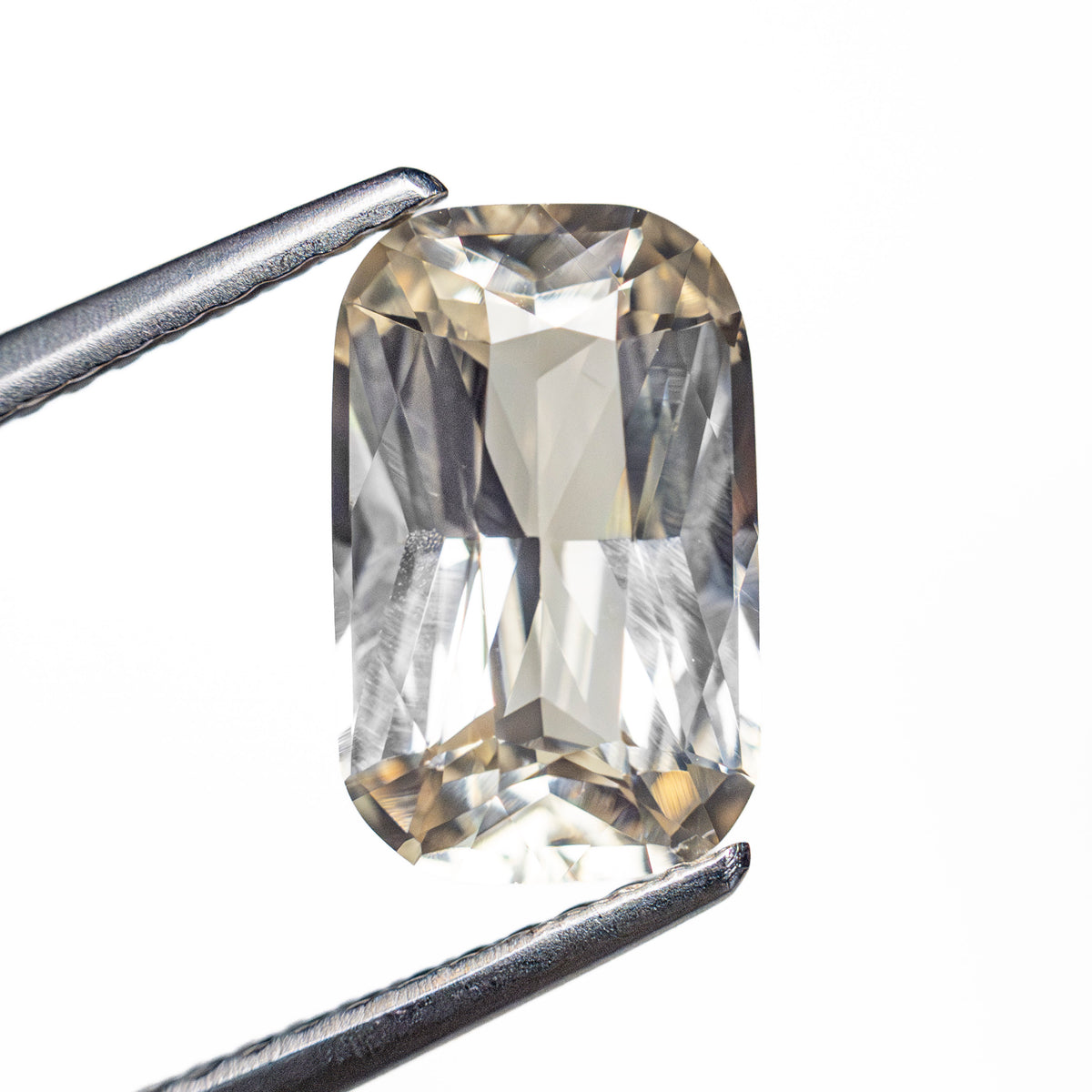 2.57 ct Light Champagne Sapphire | Loose Stone