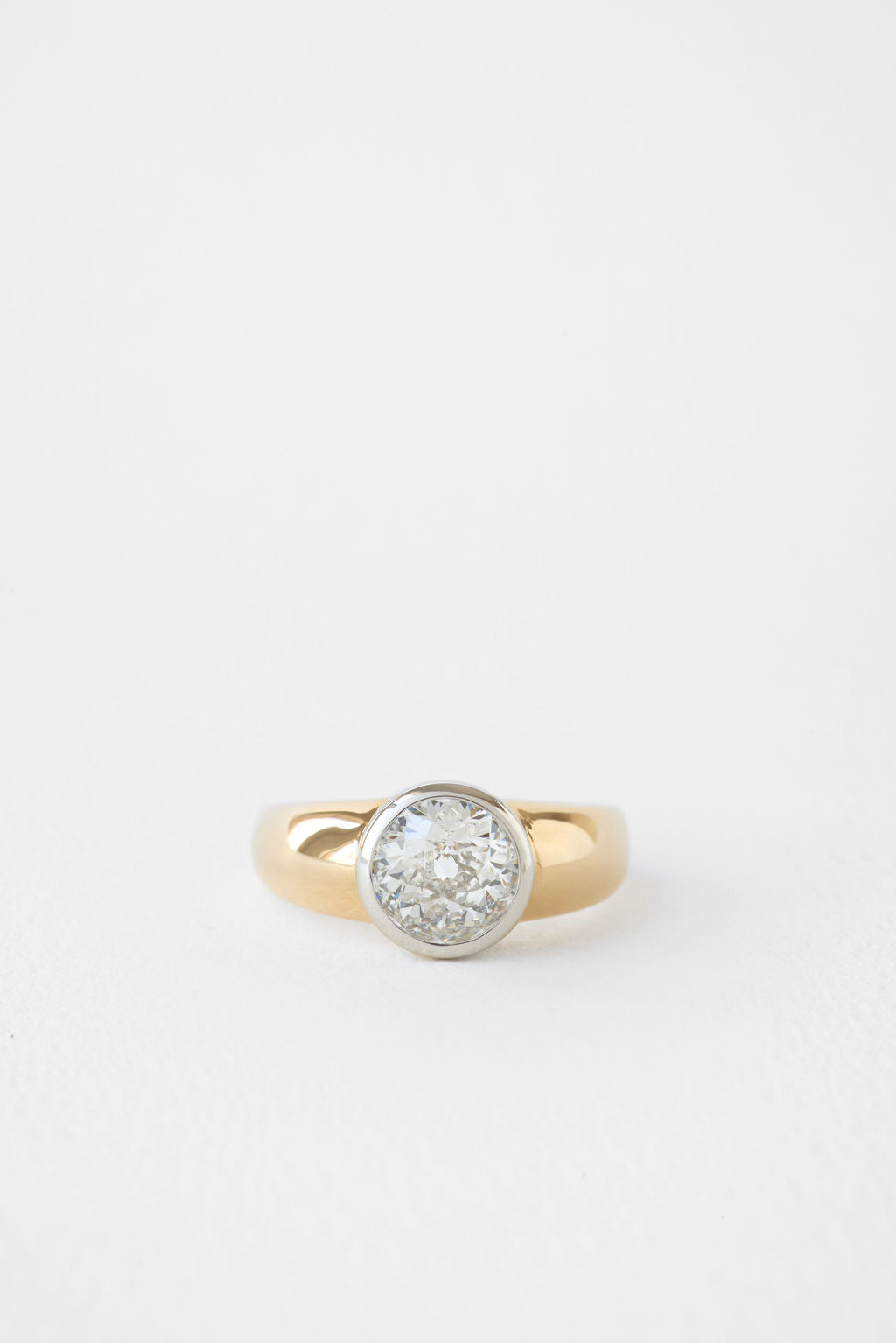Vale | Two-tone with Bubble Cut Round – June Rings