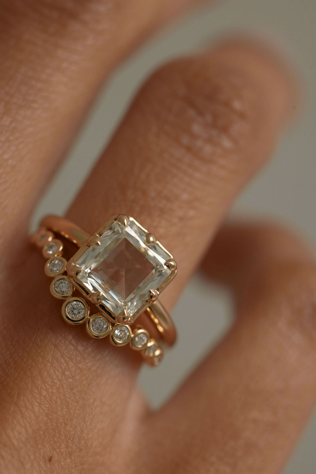 Round Bezel Contour Band