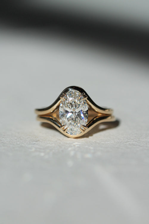 Elongated Oval Curved Solitaire Set