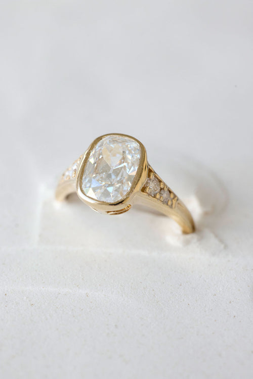 Lea || Antique Cushion Diamond