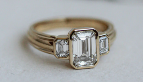 Custom Iris Emerald - Wide Ridged Band
