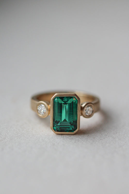 Emerald & Diamond 3-stone Matte Band