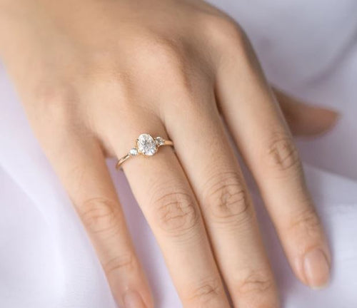 Oval 3-stone | Round side stones