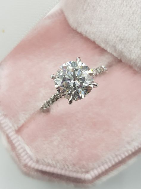 Pavé Setting & Scalloped Band