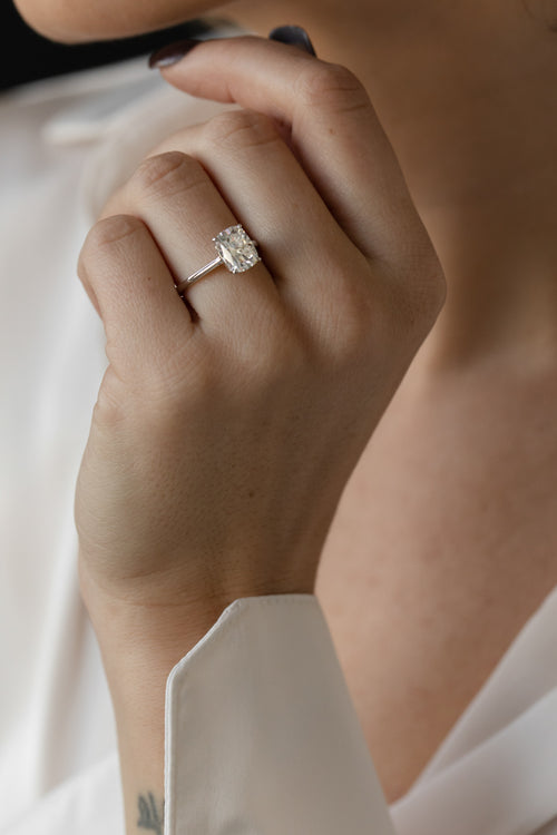 June Solitaire || Elongated Cushion