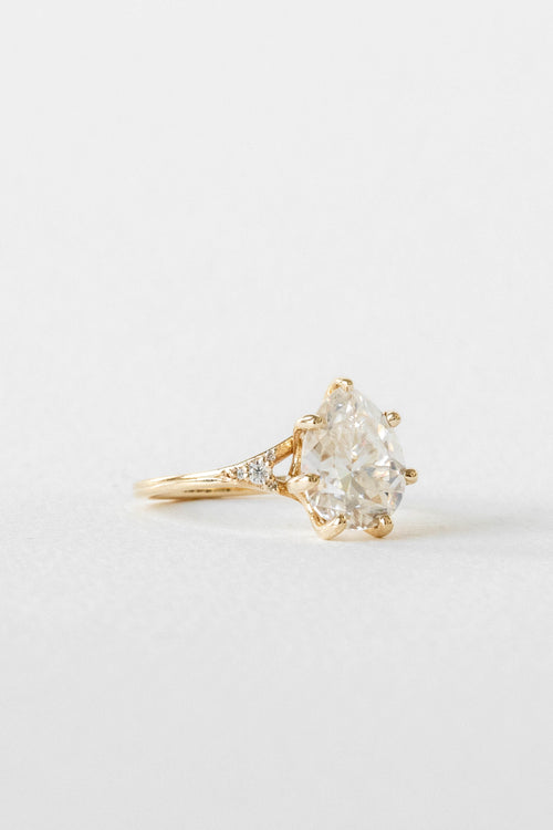 Dahlia | Round Center stone