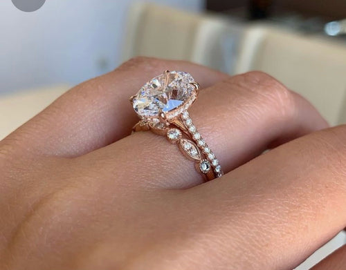 Pavé Setting & Scalloped Band