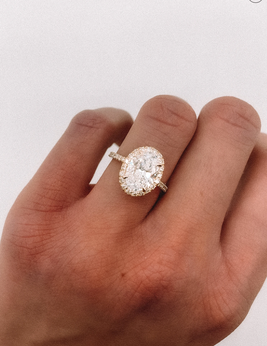 Oval Center | Pavé Band & Halo