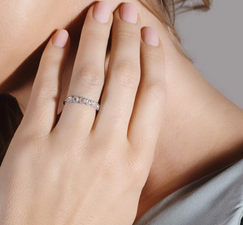 Round Bezel Seven Stone Band