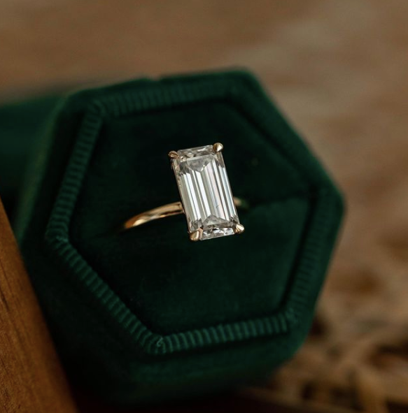 Elongated Green Emerald | Solitaire