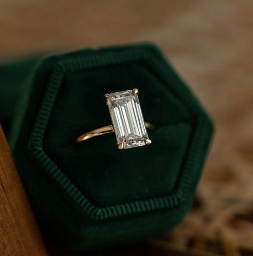 Elongated Green Emerald | Solitaire