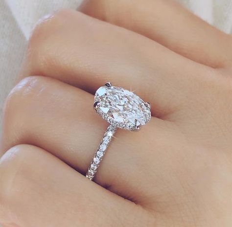 Pavé Setting & Scalloped Band