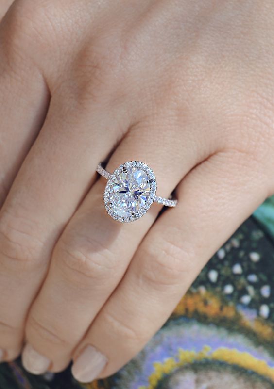 Oval Center | Pavé Band & Halo